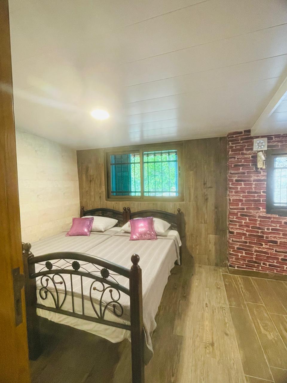 Land with an Old House in Chahtoul - أرض مع منزل قديم في شحتول