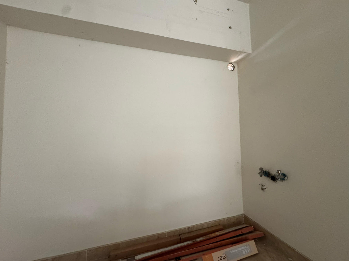 Shop for rent in Jdeideh - محل للإيجار في الجديدة