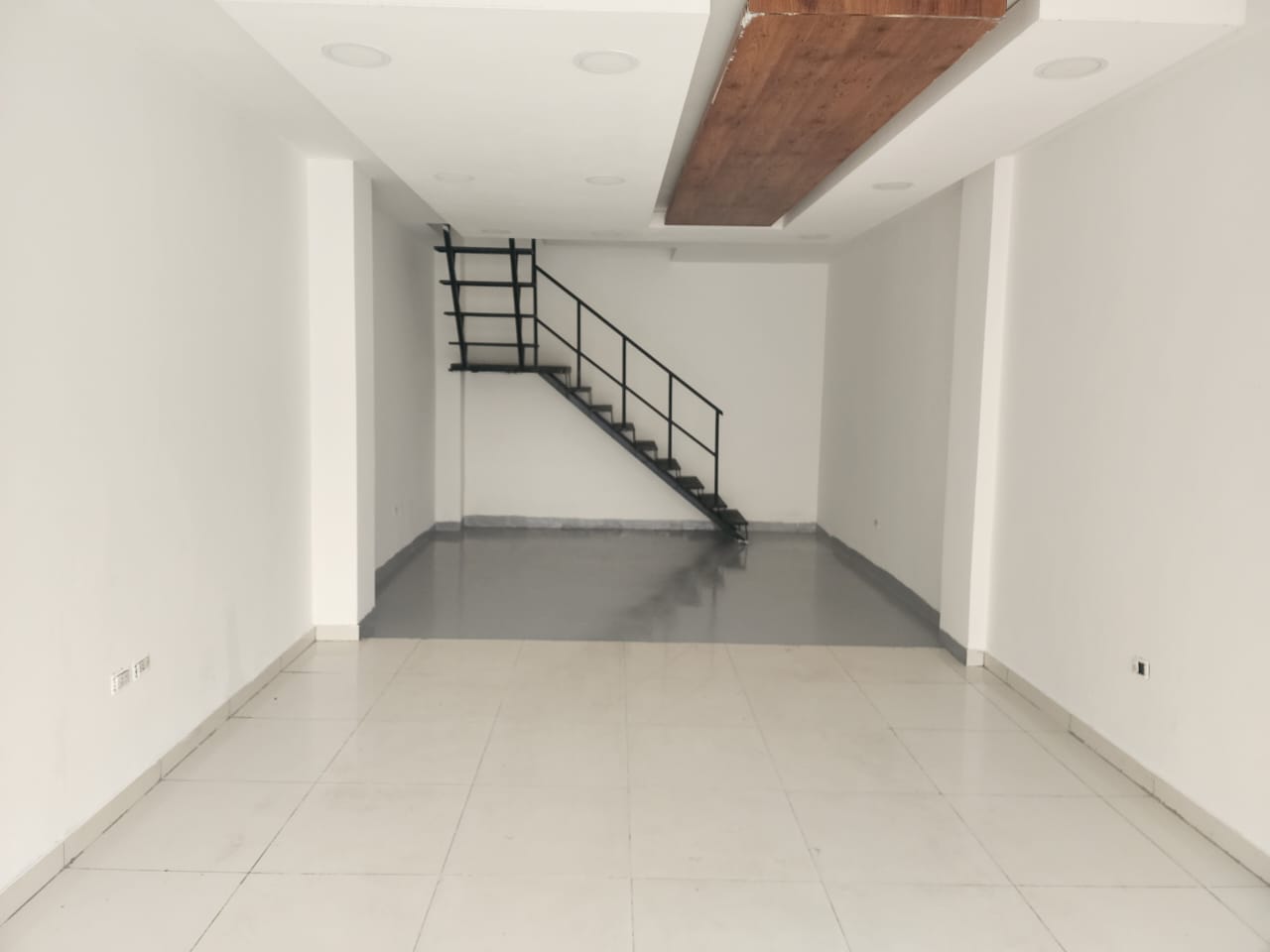 Shop for sale in Sin El Fil - محل للبيع في سن الفيل GM307R