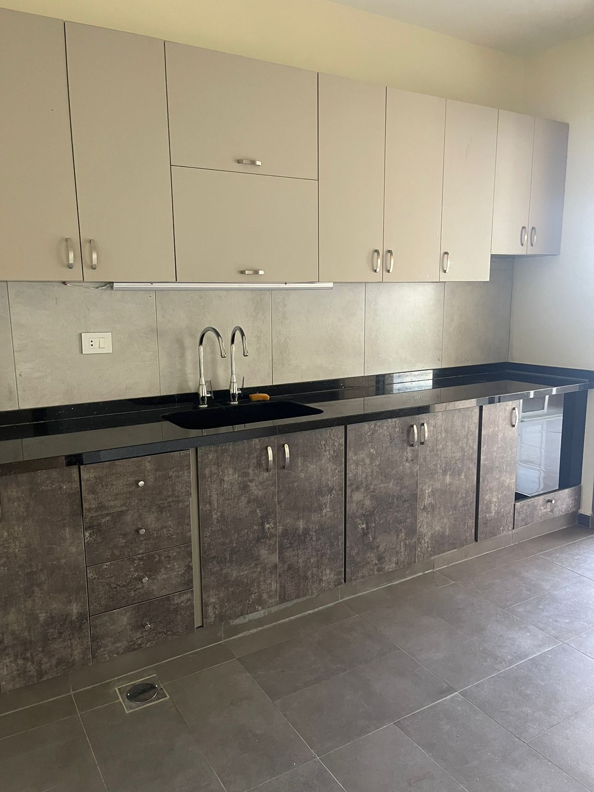 Apartment for sale in Halat - شقة للبيع في حالات GM124RA