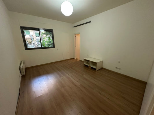 Apartment for rent in Achrafieh - شقة للإيجار في الأشرفية GM105AD