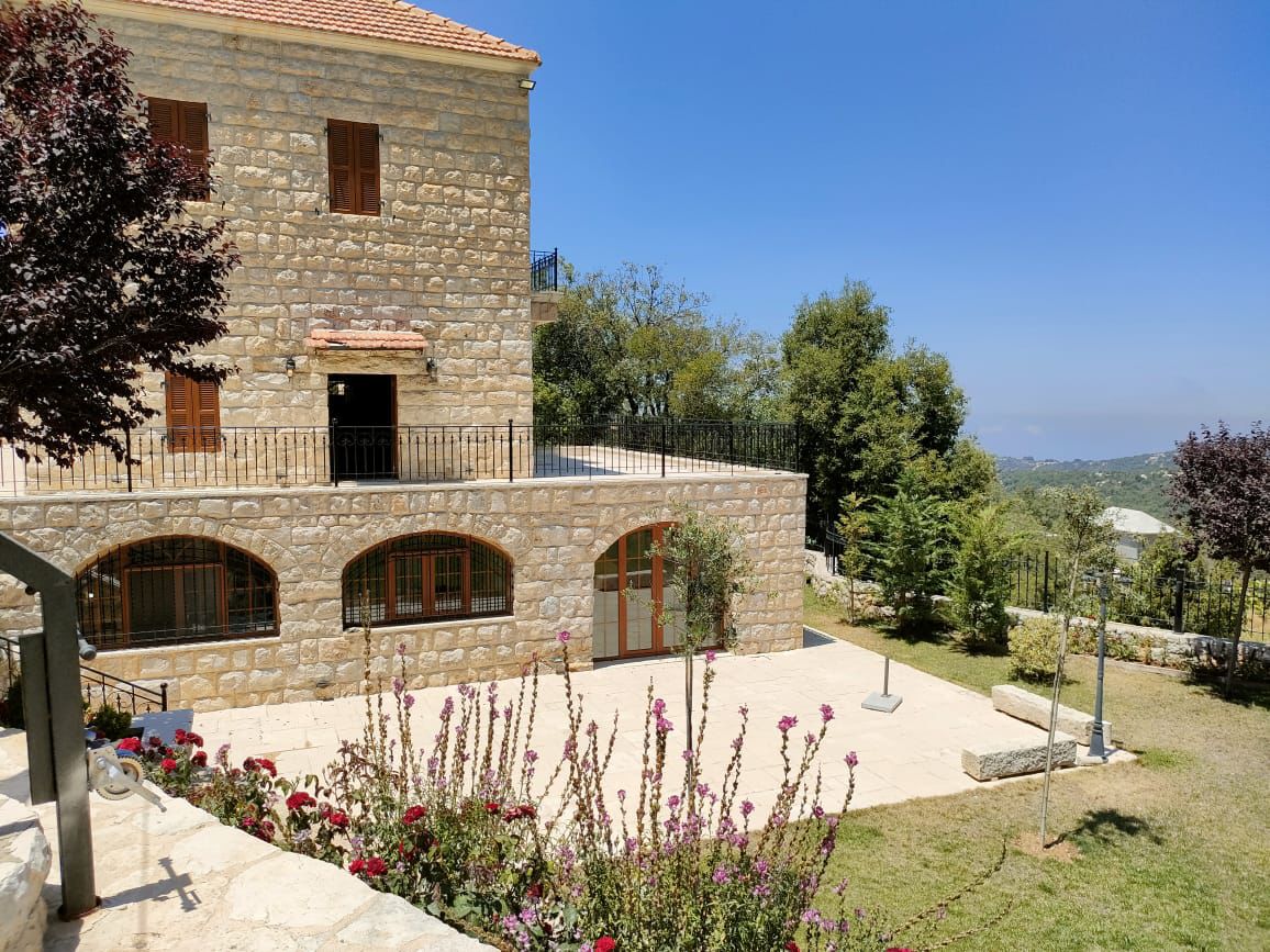 Triplex for sale in Meshmesh - منزل ثلاثي للبيع في مشمش GM132SZ