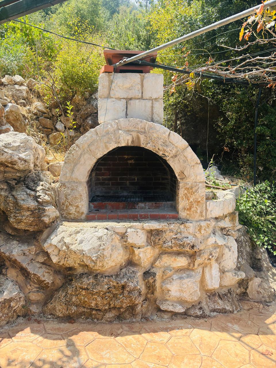 Land with an Old House in Chahtoul - أرض مع منزل قديم في شحتول