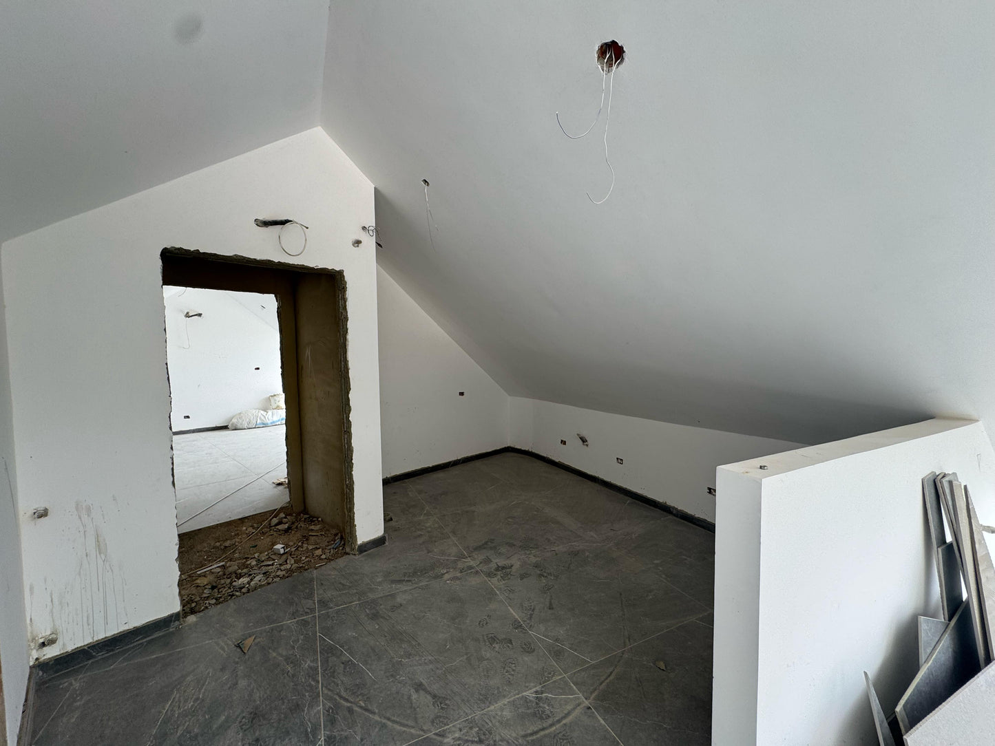 Rooftop for sale in Tilal Ain Saadeh - روف للبيع في تلال عين سعادة