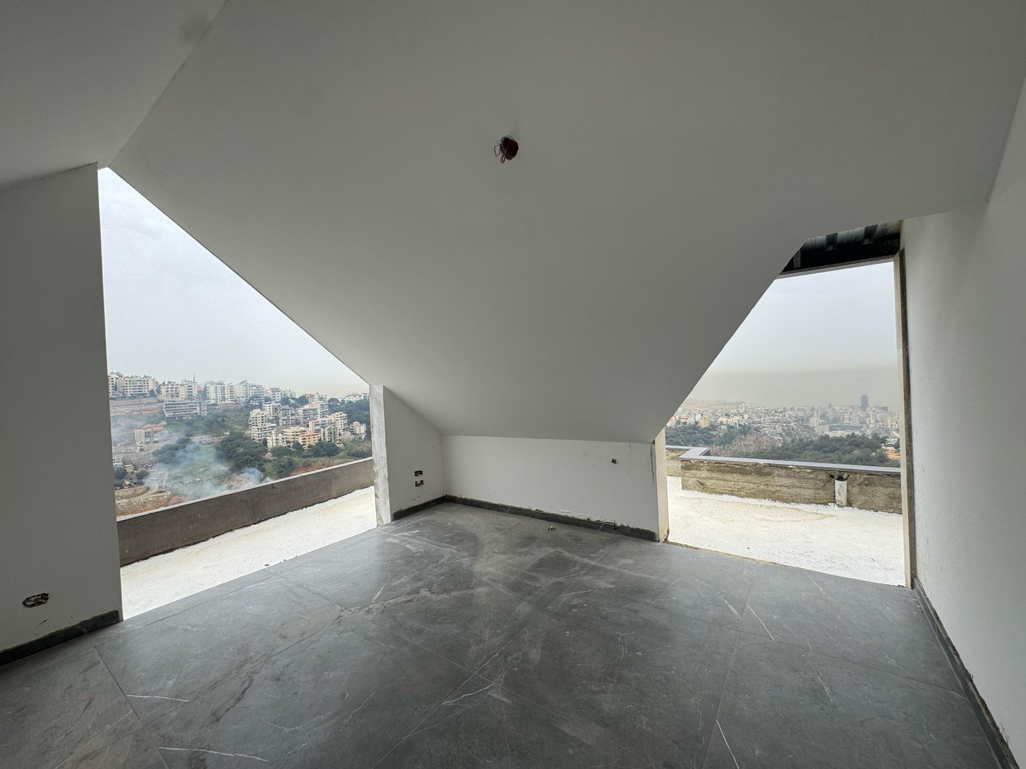 Rooftop for sale in Tilal Ain Saadeh - روف للبيع في تلال عين سعادة