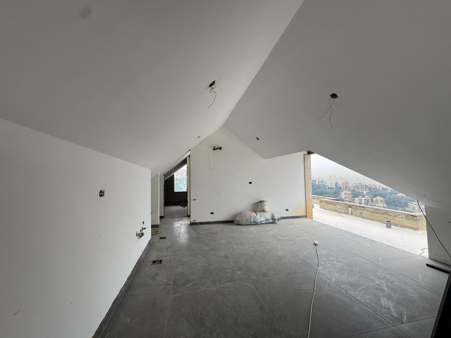 Rooftop for sale in Tilal Ain Saadeh - روف للبيع في تلال عين سعادة