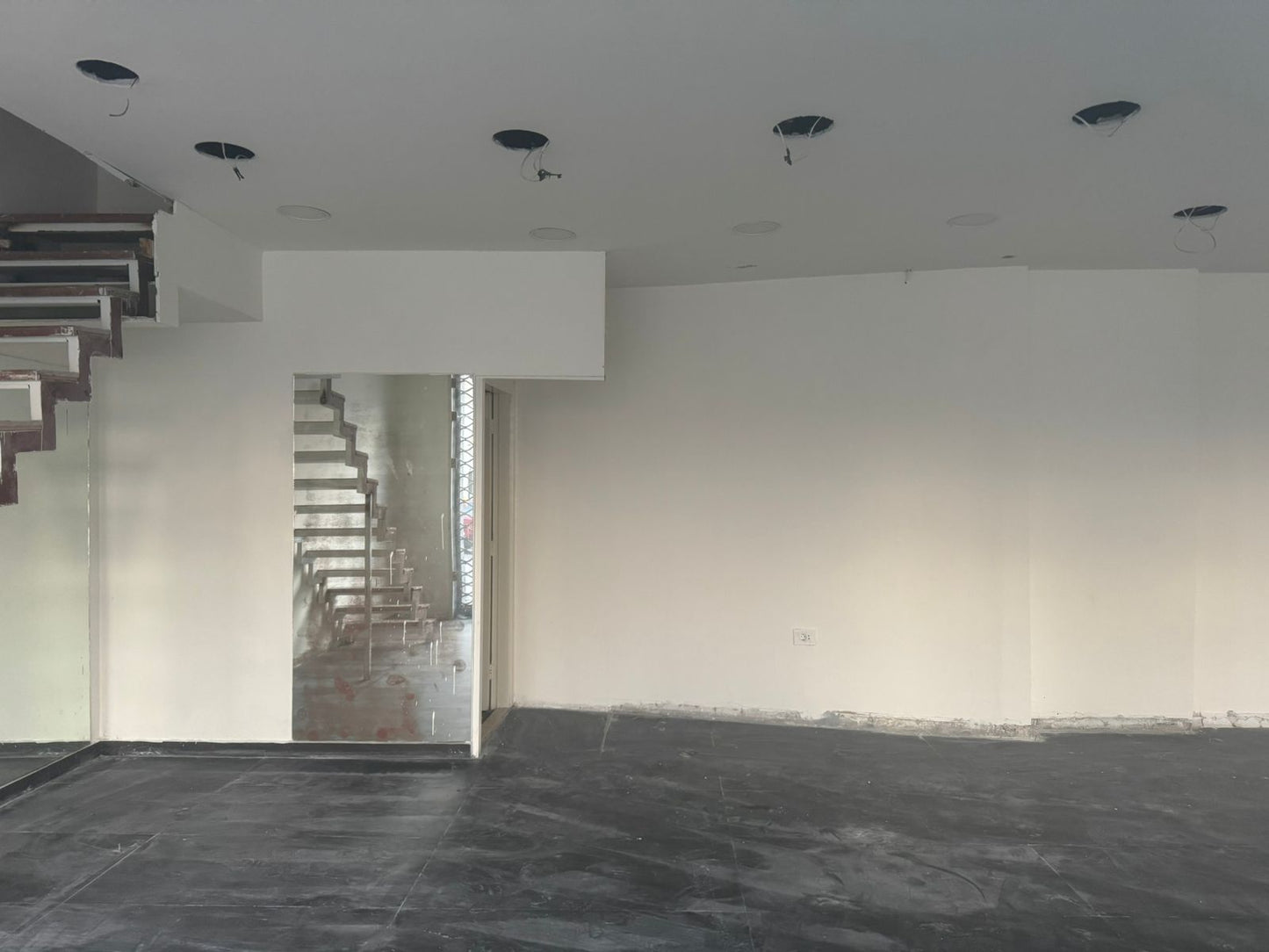 Store for rent in Jdeideh - محل للإيجار في الجديدة