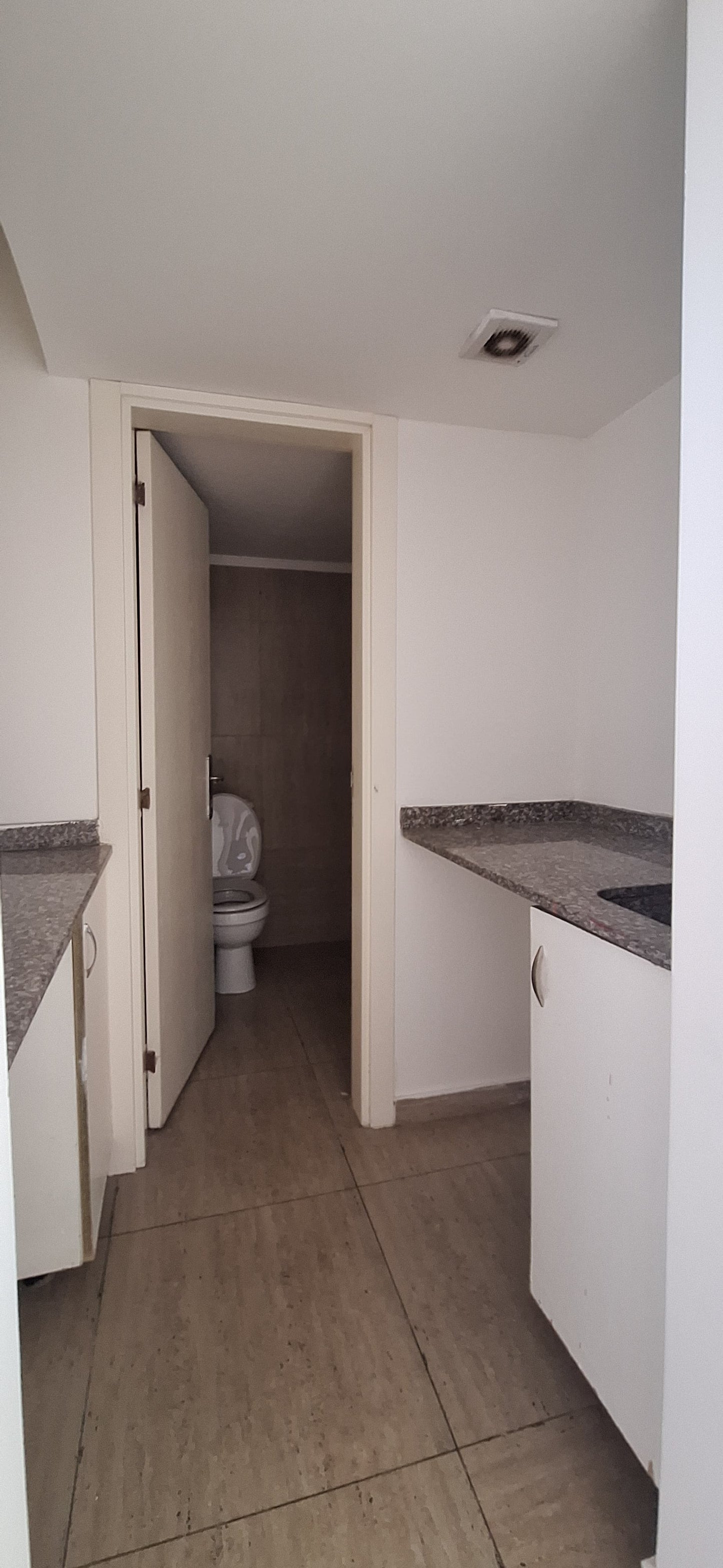 Office for rent in Halat - مكتب للإيجار في حالات GM119K