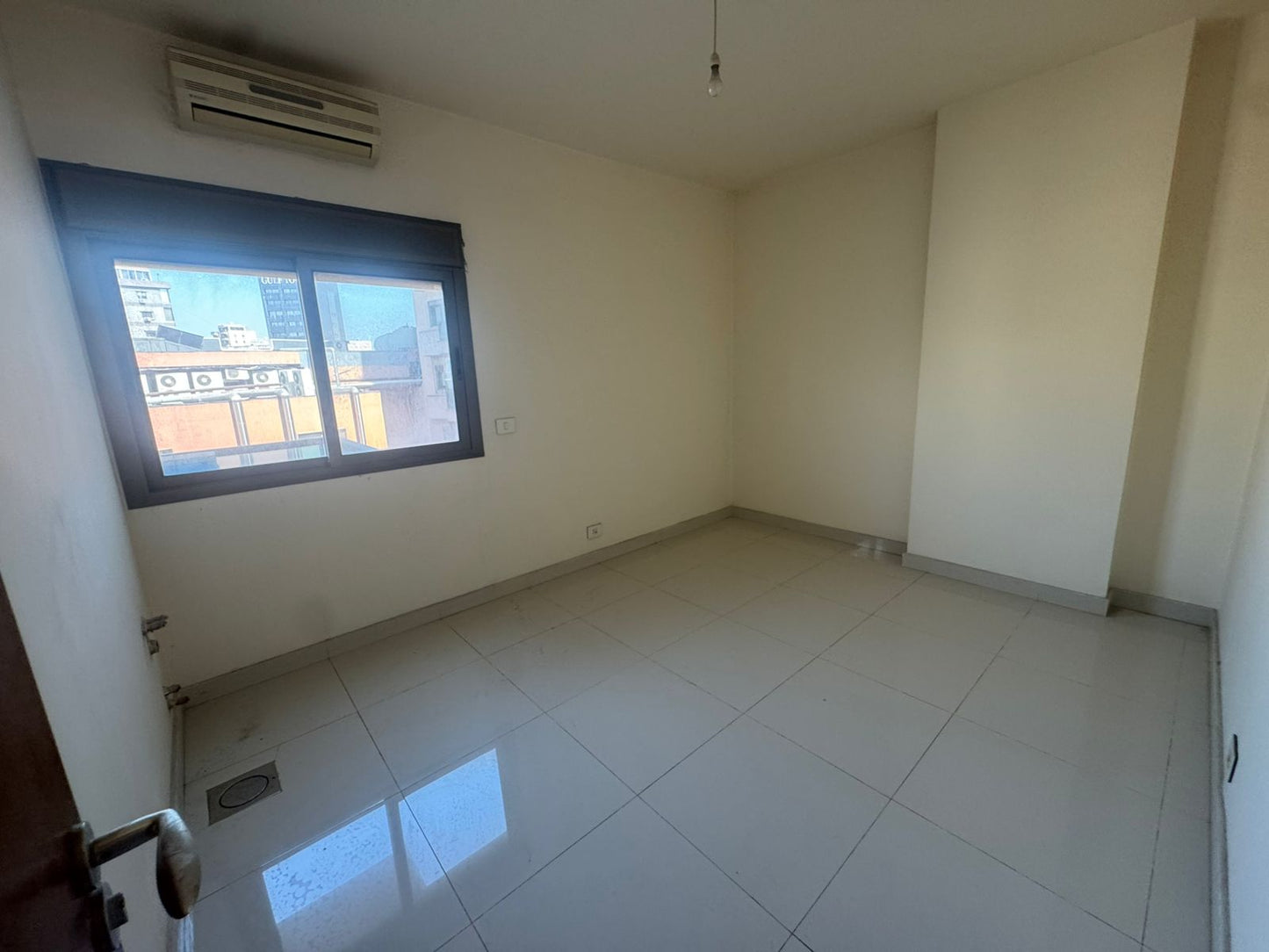 Office for rent in Jdeideh - مكتب للإيجار في الجديدة