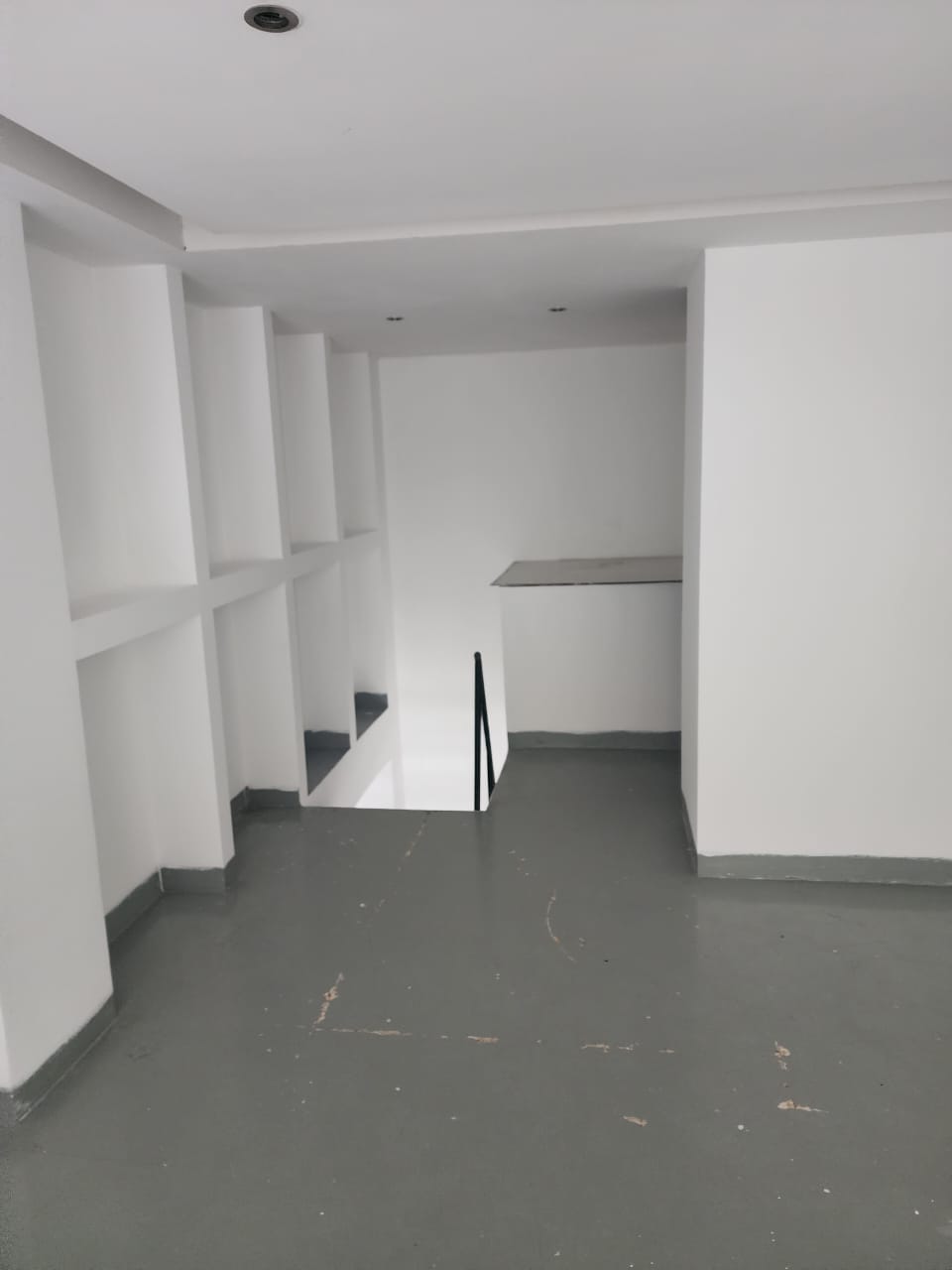 Shop for sale in Sin El Fil - محل للبيع في سن الفيل GM307R