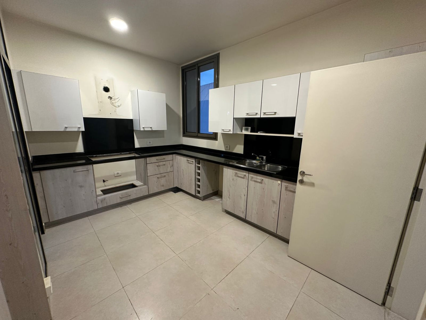 Apartment for rent in Achrafieh - شقة للإيجار في الأشرفية GM106AD