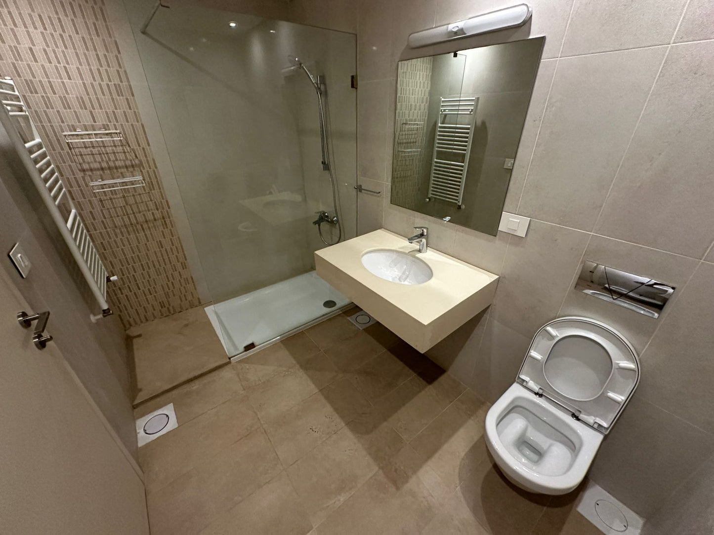 Apartment for rent in Achrafieh - شقة للإيجار في الأشرفية GM106AD