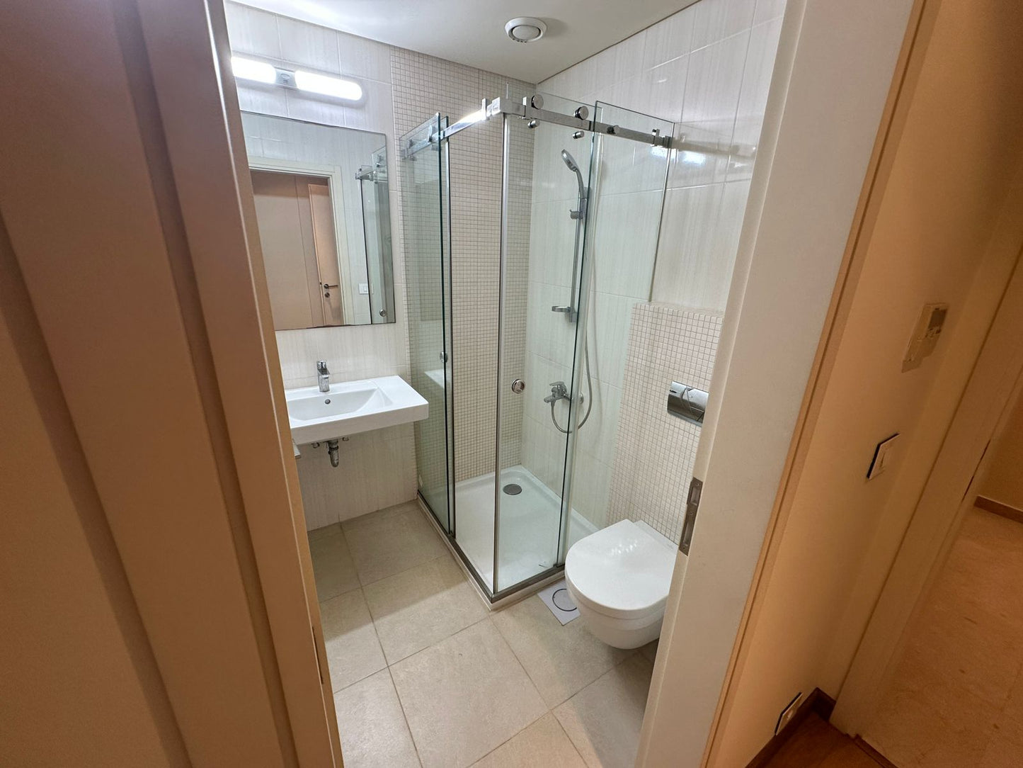 Apartment for rent in Achrafieh - شقة للإيجار في الأشرفية GM106AD