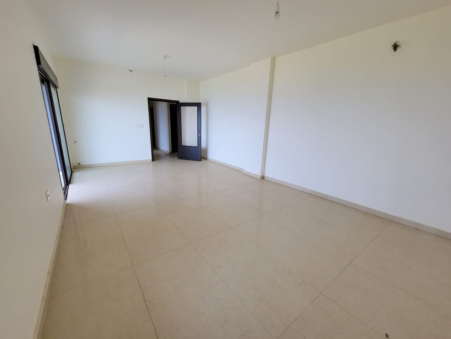 Apartment for sale in Halat - شقة للبيع في حالات GM109CD
